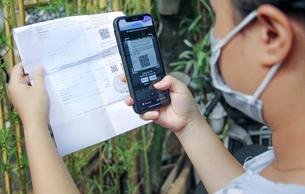 Khách hàng ở Đà Nẵng thanh toán tiền điện qua ứng dụng QR Code (Ảnh do EVNCPC cung cấp)