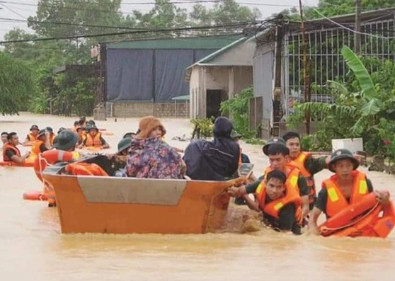 Sẵn sàng triển khai công tác cứu hộ, cứu nạnvà khắc phục kịp thời sự cố và hậu quả mưa lũ, không để bị động bất ngờ.