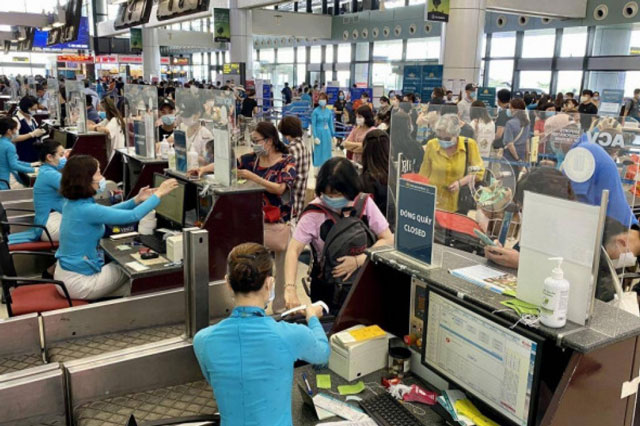 Khách đi máy bay vẫn phải khai báo theo mẫu giấy tại sân bay, thủ tục rút gọn hơn
