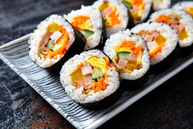 Cũng là cơm nhưng chế biến theo cách này vừa đẹp mắt vừa lạ miệng, đổi vị trong những ngày giãn cách