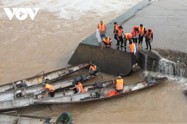 Văn phòng Thường trực Ban chỉ đạo Quốc gia về phòng chống thiên tai đến chiều nay cho thấy, mưa lũ ở miền Trung đã làm 5 người chết, 1 người mất tích.