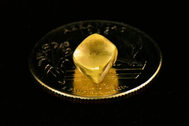 Đi dạo trong công viên, người phụ nữ bỗng 'đá' phải viên kim cương cực đẹp - 'Đút túi' ngay gần 350 triệu đồng