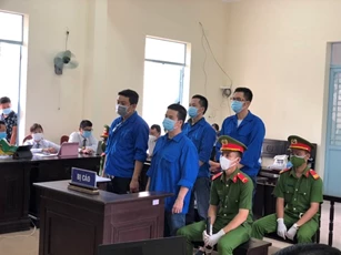 Trương Châu Hữu Danh và các thành viên nhóm “Báo Sạch” hầu toà