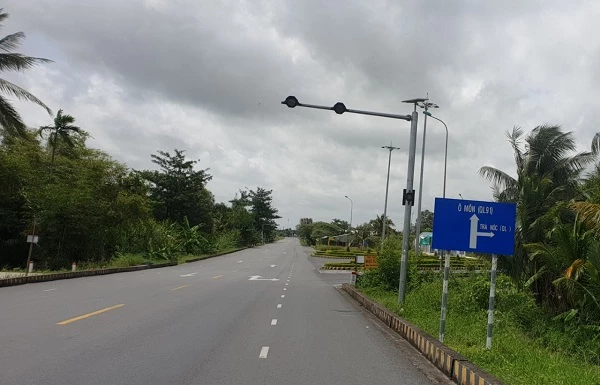 Dự án đầu tư xây dựng tuyến nối Quốc lộ 91 và tuyến tránh TP Long Xuyên dài 15,3km, đi qua địa phận TP. Cần Thơ và tỉnh An Giang, được đầu tư với quy mô bề rộng mặt đường 11m với 2 làn xe cơ giới và 2 làn xe thô sơ. Dự án do Bộ GTVT làm chủ đầu tư, giao Ban QLDA Mỹ Thuận quản lý, thực hiện dự án. Dự án được Ngân hàng phát triển Châu Á (ADB) tài trợ vốn vay khoảng 90 triệu USD để thực hiện đầu tư, dự kiến khởi công cuối năm 2021 và hoàn thành vào cuối năm 2023. Hiện nay, Ban QLDA Mỹ Thuận đang tổ chức đấu thầu 3 gói thầu CW 4A, CW 4B và CW 4C để lựa chọn nhà thầu xây lắp; đã phát hành hồ sơ mời thầu trên Hệ thống Mạng đấu thầu quốc gia, áp dụng hình thức đấu thầu rộng rãi trong nước theo chính sách của Nhà tài trợ ADB và quy định của Việt Nam. Hồ sơ mời thầu các gói thầu xây lắp phải lập trên Hệ thống Mạng đấu thầu, theo đúng mẫu của ADB, không được sửa đổi. Theo đó, nhà tài trợ yêu cầu nhà thầu phải có kinh nghiệm đã thực hiện hợp đồng tương tự có giá trị tối thiểu bằng 80% giá trị của gói thầu đang mời thầu. Trong trường hợp nhà thầu là liên danh thì gộp tất cả các thành viên phải đáp ứng yêu cầu này và phải có ít nhất một thành viên liên danh đủ điều kiện. Theo Ban quản lý dự án Mỹ Thuận, tiêu chí này được phía ADB và Bộ Giao thông Vận tải phê duyệt nhằm chọn nhà thầu đủ năng lực, kinh nghiệm, đảm bảo thực hiện các gói thầu đúng tiến độ và chất lượng. ¬Dự án đầu tư xây dựng tuyến nối Quốc lộ 91 và tuyến tránh TP Long Xuyên sớm đưa vào khai thác sử dụng sẽ giảm ùn tắc giao thông của QL91 hiện hữu đoạn đi qua trung tâm TP Long Xuyên cũng như rút ngắn thời gian di chuyển từ thành phố Châu Đốc về ngã 3 Lộ Tẻ. Dự án đầu tư xây dựng tuyến nối Quốc lộ 91 và tuyến tránh TP Long Xuyên dài 15,3km, đi qua địa phận TP. Cần Thơ và tỉnh An Giang, được đầu tư với quy mô bề rộng mặt đường 11m với 2 làn xe cơ giới và 2 làn xe thô sơ. Dự án do Bộ GTVT làm chủ đầu tư, giao Ban QLDA Mỹ Thuận quản lý, thực hiện dự án. Dự án được Ngân hàng phát triển Châu Á (ADB) tài trợ vốn vay khoảng 90 triệu USD để thực hiện đầu tư, dự kiến khởi công cuối năm 2021 và hoàn thành vào cuối năm 2023. Hiện nay, Ban QLDA Mỹ Thuận đang tổ chức đấu thầu 3 gói thầu CW 4A, CW 4B và CW 4C để lựa chọn nhà thầu xây lắp; đã phát hành hồ sơ mời thầu trên Hệ thống Mạng đấu thầu quốc gia, áp dụng hình thức đấu thầu rộng rãi trong nước theo chính sách của Nhà tài trợ ADB và quy định của Việt Nam. Hồ sơ mời thầu các gói thầu xây lắp phải lập trên Hệ thống Mạng đấu thầu, theo đúng mẫu của ADB, không được sửa đổi. Theo đó, nhà tài trợ yêu cầu nhà thầu phải có kinh nghiệm đã thực hiện hợp đồng tương tự có giá trị tối thiểu bằng 80% giá trị của gói thầu đang mời thầu. Trong trường hợp nhà thầu là liên danh thì gộp tất cả các thành viên phải đáp ứng yêu cầu này và phải có ít nhất một thành viên liên danh đủ điều kiện. Theo Ban quản lý dự án Mỹ Thuận, tiêu chí này được phía ADB và Bộ Giao thông Vận tải phê duyệt nhằm chọn nhà thầu đủ năng lực, kinh nghiệm, đảm bảo thực hiện các gói thầu đúng tiến độ và chất lượng. ¬Dự án đầu tư xây dựng tuyến nối Quốc lộ 91 và tuyến tránh TP Long Xuyên sớm đưa vào khai thác sử dụng sẽ giảm ùn tắc giao thông của QL91 hiện hữu đoạn đi qua trung tâm TP Long Xuyên cũng như rút ngắn thời gian di chuyển từ thành phố Châu Đốc về ngã 3 Lộ Tẻ.