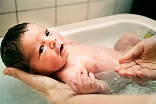 Tắm cho trẻ sơ sinh thường xuyên là một trong những cách chăm con sai lầm
