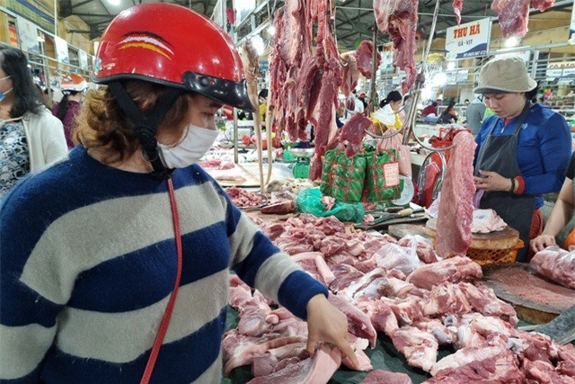 Giá lợn hơi tiếp đà tăng, thị trường thịt lợn dần “ấm” trở lại - Ảnh 2.