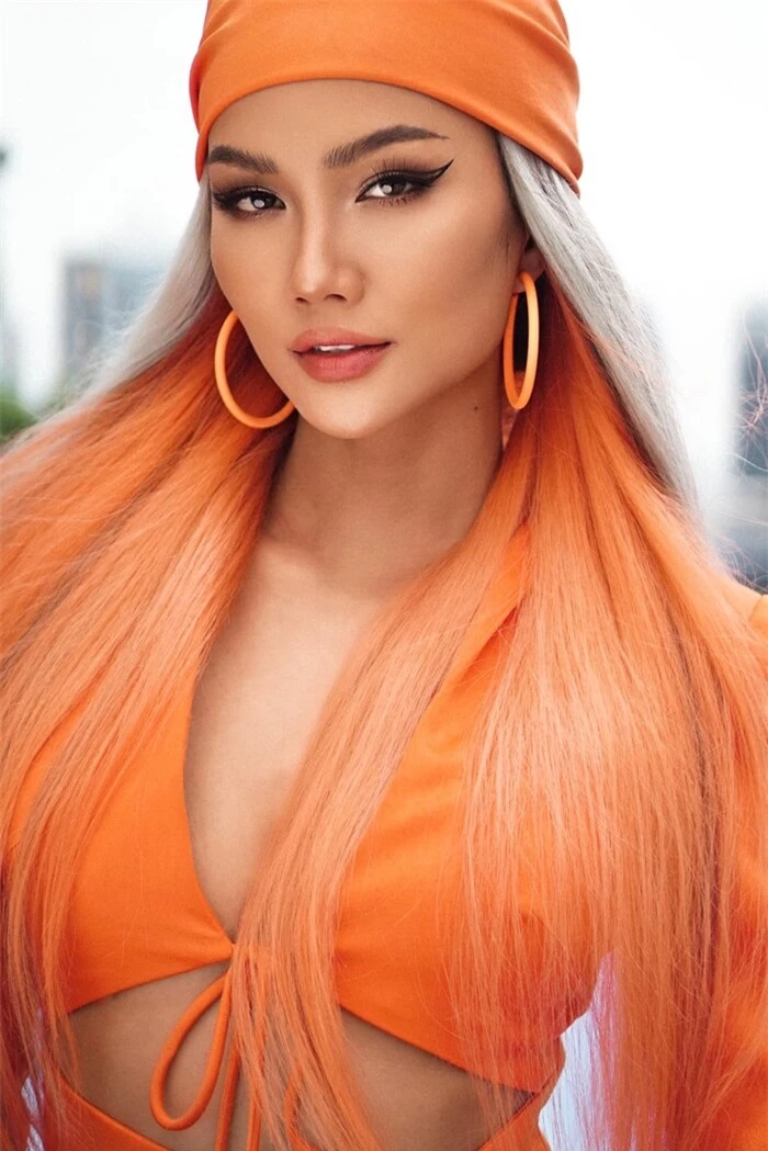 Hoa hậu H'Hen Niê đẹp bá cháy với set đồ màu cam cắt xẻ bốc lửa - Ảnh 1.