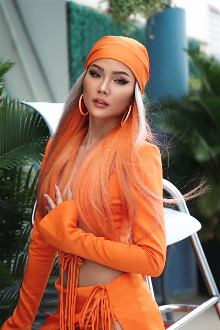Hoa hậu H'Hen Niê đẹp bá cháy với set đồ màu cam cắt xẻ bốc lửa - Ảnh 2.