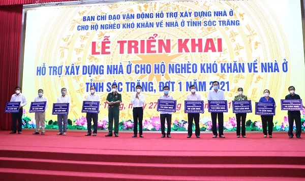 Lãnh đạo tỉnh trao kinh phí cho các địa phương triển khai hỗ trợ xây nhà cho hộ nghèo.