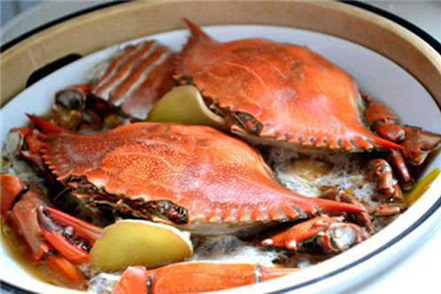 Cua hấp đỏ au, ngọt thịt, không tanh: Nhớ bỏ thêm nguyên liệu này vào nồi