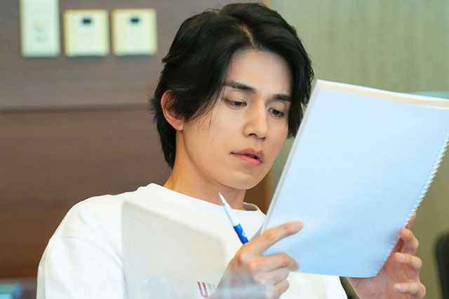 Lee Dong Wook khoe nhan sắc cực phẩm tại buổi đọc kịch bản phim mới