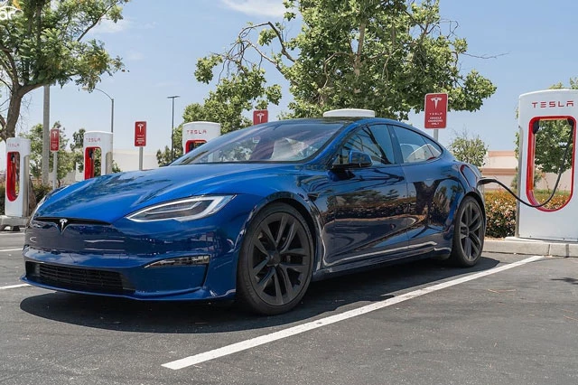 1. Tesla Model S Plaid (vận tốc tối đa: 322 km/h).