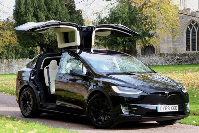 2. Tesla Model X (vận tốc tối đa: 262 km/h).