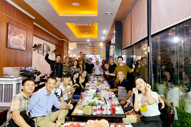 Dàn diễn viên tụ tập xem tập cuối Hương vị tình thân, xả vai xong ai cũng trẻ đẹp, nhưng tìm đỏ mắt không thấy "shark Long"