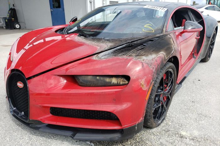 Siêu xe Bugatti Chiron Sport cháy loang lổ được rao với giá 345.000 USD