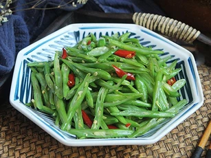 Xào đỗ, thêm một bước đảm bảo luôn xanh mướt, giòn ngon lại không còn chất độc