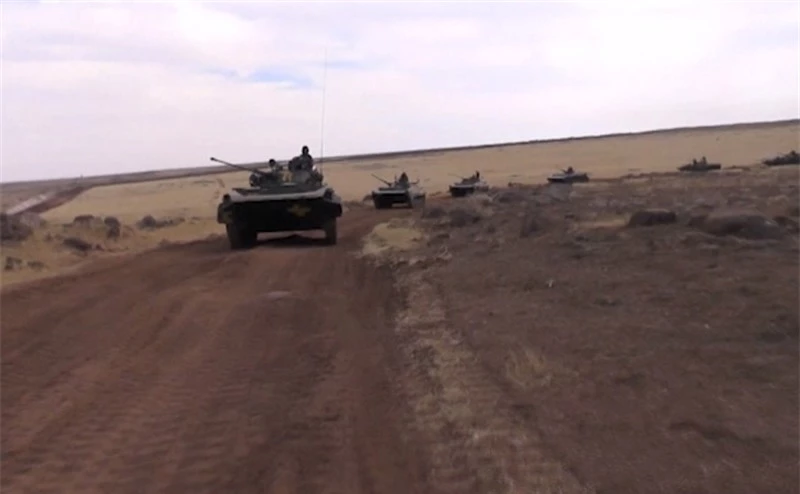 Nguồn tin quân sự địa phương cho biết, trong đợt dồn quân hôm 18/10, đã xuất hiện hàng loạt xe chiến đấu bộ binh BMP-2 mới trong hàng ngũ của SAA. Ngoài ra, bên cạnh những chiếc T-90A đã bong tróc sơn, người ta còn thấy xuất hiện những cỗ tăng T-90A mới.