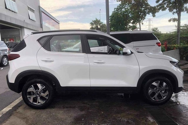 Kia Sonet về đại lý, giá bán có khiến khách hàng đắn đo 'xuống tiền'?