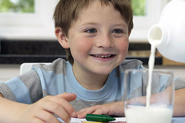 Sữa bò ảnh hưởng thế nào đến sức khỏe trẻ em?