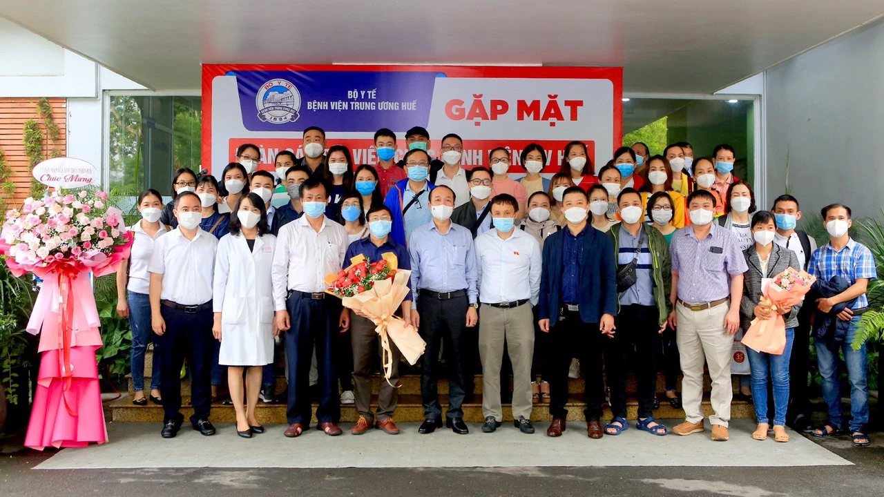 Đoàn cán bộ, y bác sĩ của Bệnh viện Trung ương Huế lên đường vào thành phố Hồ Chí Minh