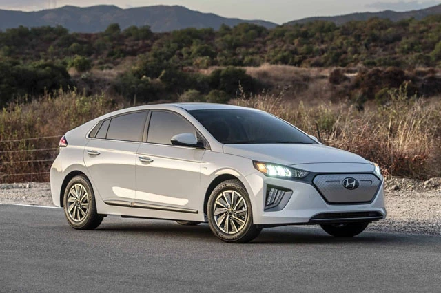 5. Hyundai Ioniq Electric (giá khởi điểm: 33.045 USD).