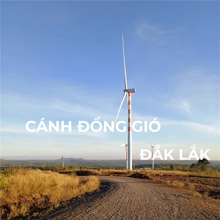 Cánh đồng quạt gió ở Đắk Lắk đẹp như ngoại ô Châu Âu, tha hồ chụp ảnh 'sống ảo' - 1