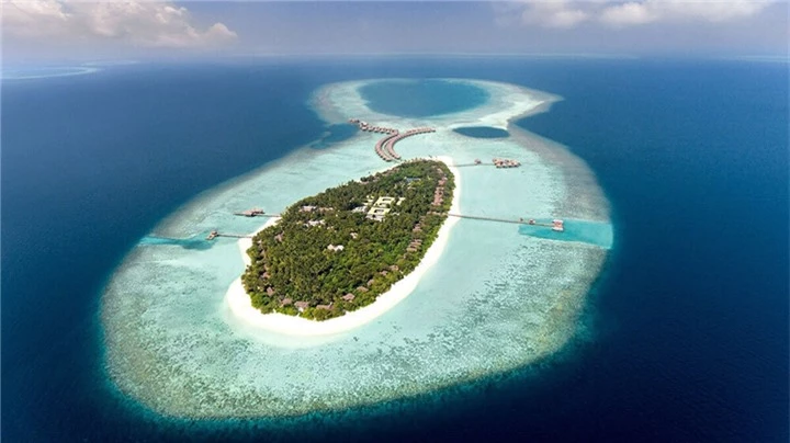Hòn đảo thiên đường được hình thành từ phân cá thu hút du khách thế giới - 2