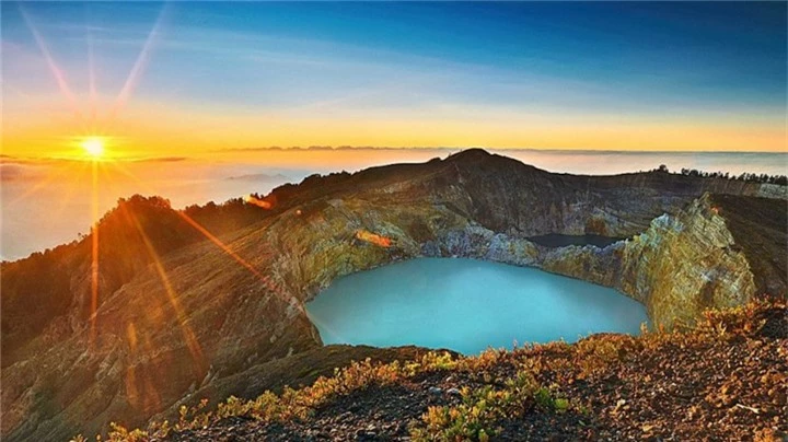 Ngọn núi lửa ở Indonesia với đốm ‘lửa ma trơi’ kỳ dị thu hút dân phượt gan dạ - 1