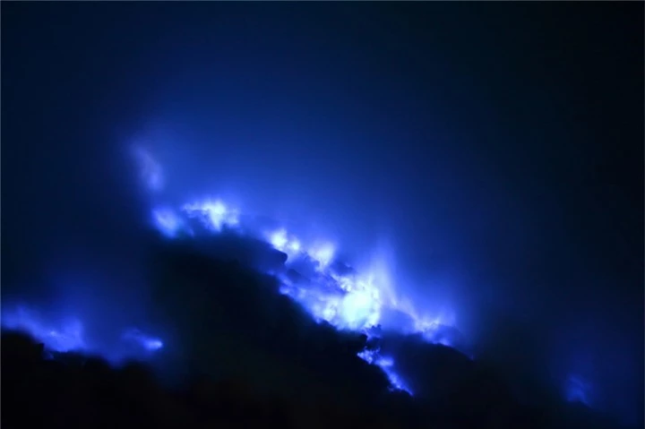 Ngọn núi lửa ở Indonesia với đốm ‘lửa ma trơi’ kỳ dị thu hút dân phượt gan dạ - 2