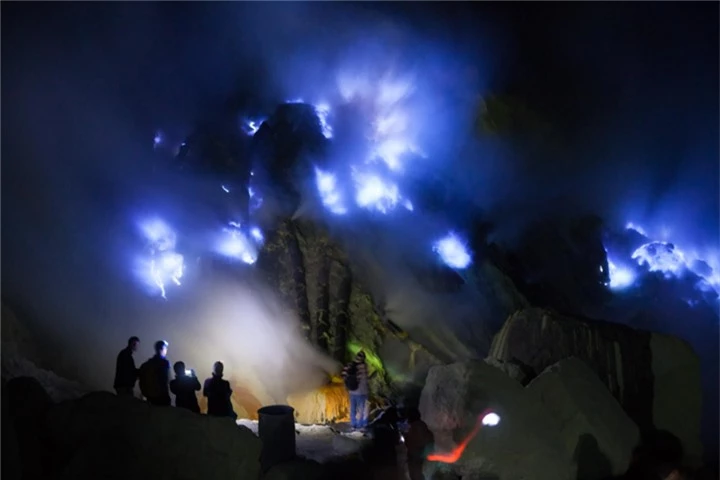 Ngọn núi lửa ở Indonesia với đốm ‘lửa ma trơi’ kỳ dị thu hút dân phượt gan dạ - 3