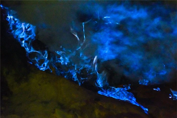 Ngọn núi lửa ở Indonesia với đốm ‘lửa ma trơi’ kỳ dị thu hút dân phượt gan dạ - 4