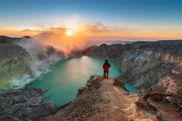 Ngọn núi lửa ở Indonesia với đốm ‘lửa ma trơi’ kỳ dị thu hút dân phượt gan dạ - 6