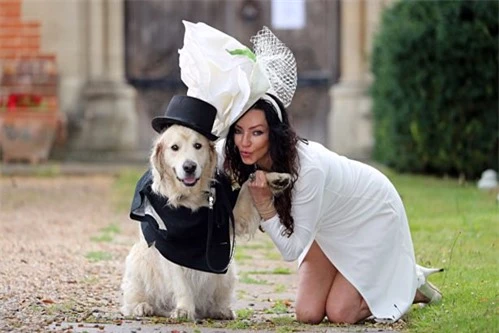 Nữ người mẫu kết hôn với chó sau thất bại trong tình cảm (Ảnh: VnExpress)