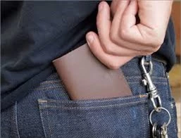 Bỏ ví vào túi quần là một trong những thói quen có hại cho sức khỏe gây đau lưng