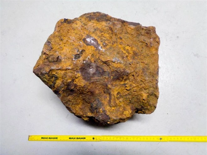 Vô tình đào được cục đá kỳ lạ ngay sau vườn nhà, 31 năm sau mới biết đây là báu vật ngoài Trái Đất - Ảnh 1.