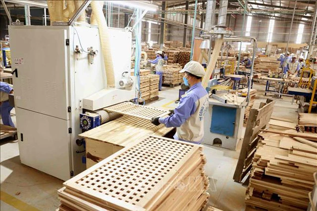 Sản xuất đồ gỗ xuất khẩu sang thị trường EU tại Công ty CP WOODSLAND Tuyên Quang. Ảnh: TTXVN