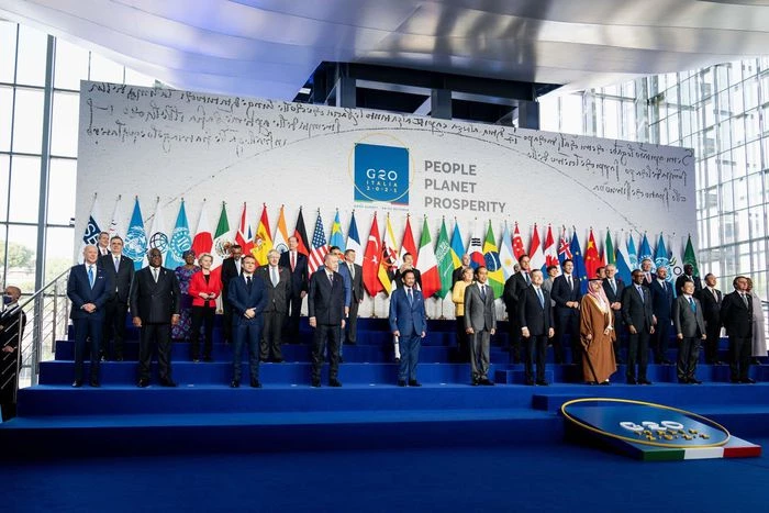 Lãnh đạo các nền kinh tế G20 chụp ảnh tập thể tại hội nghị thượng đỉnh G20 tại Rome hôm 30/10. Ảnh: New York Times.