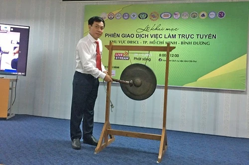 Ông Nguyễn Ngọc Hè, Phó Chủ tịch UBND thành phố, đến dự và đánh cồng khai mạc.
