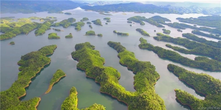 Ngắm non nước kỳ vĩ của tuyệt tác thiên nhiên ‘vịnh Hạ Long’ thứ 2 ở Việt Nam - 2