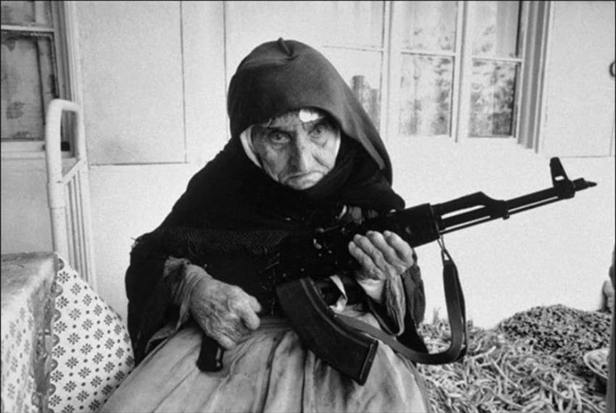Chiến binh 106 tuổi. Mọi người phải chiến đấu cho cuộc sống của mình, vì vậy không có gì lạ khi bà cụ người Armenia 106 tuổi này đang cầm một khẩu súng. Đây chắc chắn không phải là những gì bà hy vọng sẽ làm khi ở tuổi này.