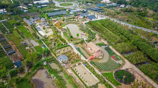 Lãnh đạo tỉnh Đồng Tháp vừa có buổi làm việc với Công ty Cổ phần Tập đoàn Everland để nghe trình bày ý tưởng về đề xuất đầu tư Dự án Tổ hợp Đô thị - Du lịch Flower World Sa Đéc.  Theo quy hoạch sơ bộ của đơn vị tư vấn Dự án Tổ hợp Đô thị - Du lịch Flower World Sa Đéc định hướng phát triển nơi đây thành khu chức năng đô thị và du lịch, kết hợp với thương mại, dịch vụ, vui chơi giải trí chất lượng cao.   Cụ thể, nơi đây sẽ hình thành các khu dân cư mới, hiện đại, đồng bộ nhằm thu hút người dân từ khu vực nội đô thị và các vùng lân cận đến sinh sống, làm ăn, góp phần thúc đẩy nhanh tốc độ đô thị hóa của khu vực.  Bên cạnh đó, các trung tâm du lịch, dịch vụ chất lượng cao đóng vai trò điểm nhấn của dự án, là đòn bẩy cho sự phát triển của toàn khu vực, góp phần định hình thương hiệu và sản phẩm du lịch độc đáo, biến Sa Đéc thành điểm du lịch mới, nơi hội tụ, đan xen giữa giá trị truyền thống và hiện đại.  Đây cũng là dự án trọng điểm, tạo động lực thúc đẩy sự phát triển về đô thị, du lịch, thương mại, mang lại hiệu quả kinh tế - xã hội cho thành phố, góp phần đưa Sa Đéc trở thành thành phố hiện đại, năng động, giàu bản sắc, phát triển bền vững, xứng đáng là Thủ phủ hoa của miền Tây.  Lãnh đạo tỉnh Đồng Tháp, đánh giá cao ý tưởng và định hướng quy hoạch của nhà đầu tư; đồng thời mong muốn sớm hiện thực hóa dự án quan trọng này.