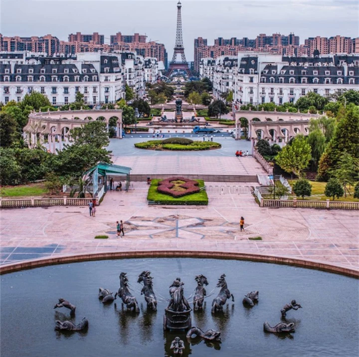 ‘Paris thu nhỏ’ ở châu Á giống bản gốc đến khó tin, từng bị ví là ‘thành phố ma’ - 1