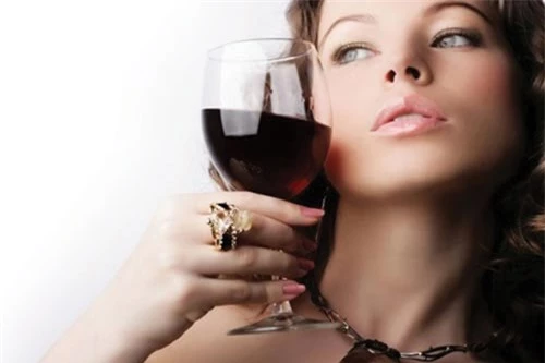 Rượu vang đỏ được coi là một trong các bí quyết làm đẹp trị nám