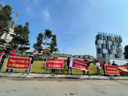Người dân căng băng rôn đòi quyền lợi tại dự án Roxana Plaza (quốc lộ 13, khu phố Đông, phường Vĩnh Phú, TP Thuận An, tỉnh Bình Dương).