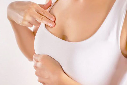 Tự kiểm tra vú thường xuyên là cách hiệu quả giúp phát hiện sớm cácnguy cơ ung thư vú.Ảnh minh họa