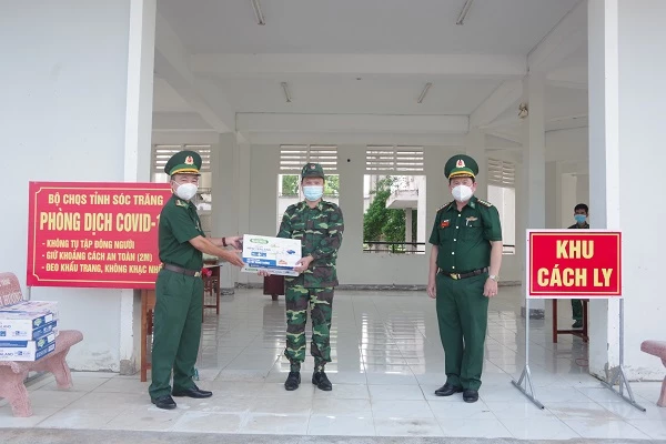 Lãnh đạo BĐBP tỉnh tặng quà lực lượng làm nhiệm vụ tại khu cách ly tập trung tại Trường Cao đẳng cộng đồng tỉnh Sóc Trăng. 
