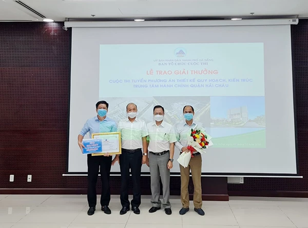 Ông Lê Quang Nam, Phó Chủ tịch UBND TP Đà Nẵng và ông Vũ Quang Hùng, Bí thư Quận ủy Hải Châu trao giải Nhất cho Phương án UV 21 của Viện Quy hoạch xây dựng Đà Nẵng