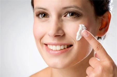Sử dụng kem dưỡng ẩm đúng cách giúp da dầu bớt bóng nhờn và mềm mại hơn