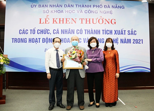 Phó Chủ tịch UBND TP Đà Nẵng Ngô Thị Kim Yến (áo tím) cùng lãnh đạo Sở KH&CN Đà Nẵng trao thưởng cho các tổ chức, cá nhân có thành tích xuất sắc trong hoạt động khoa học và công nghệ năm 2021