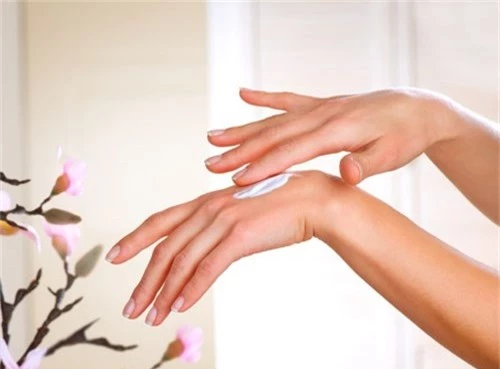 Da tay là vùng da dễ bị khô nhất trong mùa đông